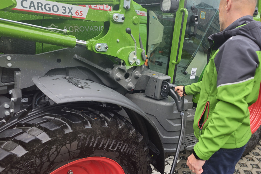 Fendt e107 Vario u nabíječky 
